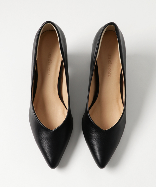 un dix cors(アンディコール)の「Vカットパンプス(パンプス・レディース・ベージュ/キャメル/ブラック・SMALL/MEDIUM/LARGE)」の7枚目の写真