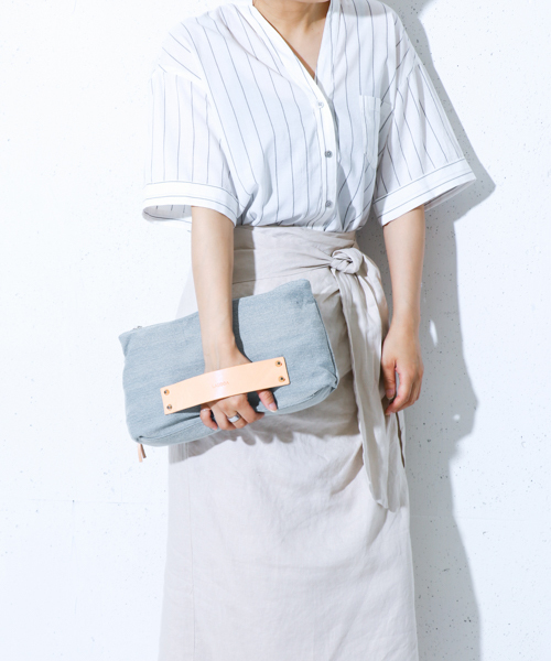 UR SELECT（ユーアールセレクト）の「UR SELECT Som（クラッチバッグ・レディース・ライトブルー/ナチュラル/ストライプ・FREE）」の2枚目の写真
