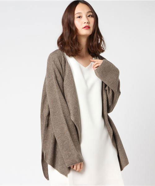 Samansa Mos2（サマンサ モスモス）の「片畦ボートネックカーディガン（カーディガン/ボレロ・レディース・チャコールグレー/ベージュ/グレー/レッド/モカ/キナリ・ﾌﾘ-）」の4枚目の写真