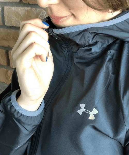 UNDER ARMOUR(アンダーアーマー)の「レディース トレーニングパーカー / ウーブンフルジップフーディー(その他アウター・レディース・ブラック/ネイビー/コーラルピンク・L/M/S/XL)」の5枚目の写真