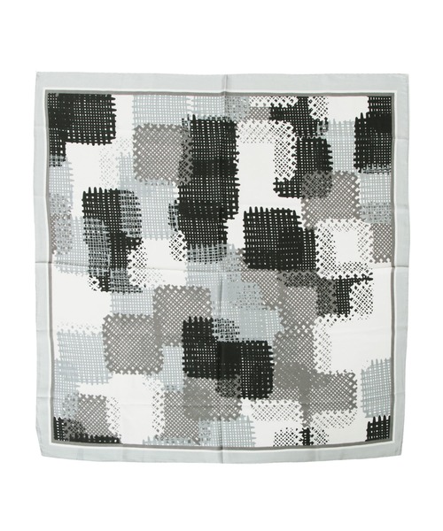 Julia Boutique（ジュリアブティック）の「70×70cmサイズ・ヴィンテージ風サテン生地スカーフ・バンダナ・ストール/100011（バンダナ/スカーフ・レディース・A/B/C/D/E/F/G/H/I/J/K/L/M/N/O/P/その他15/その他14/その他13/その他12/その他2/その他3/その他1/その他5/その他4/その他11/その他10/その他9/その他8/その他7/その他6/その他16/その他17/その他18/その他19/その他20/その他21/その他22/その他24/その他25/その他26/その他23/ブラック/ライトブルー/ホワイト/オレンジ/ブルー/ピンク/イエロー/ベージュ/ネイビー/ブラウン系/パープル系/カーキ/ブラウン/グレー/グリーン・ONE）」の4枚目の写真