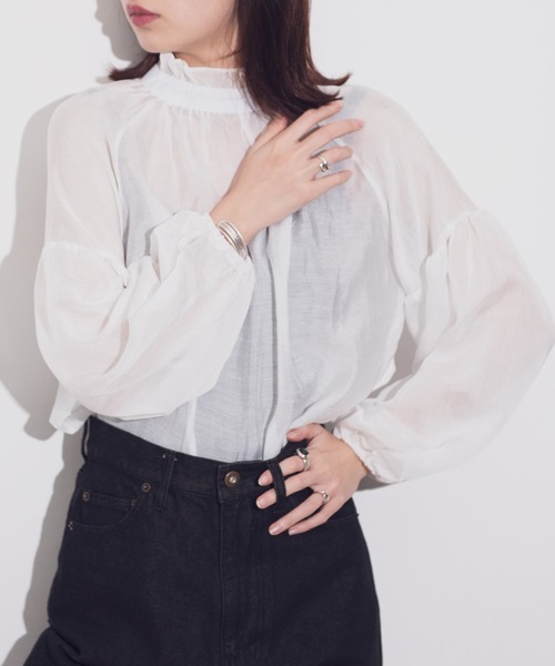 Aunt Marie's（アントマリーズ）の「AUNT MARIE'S シアーハイネックボリュームブラウス（シャツ/ブラウス・レディース・ホワイト/ベージュ・FREE）」の3枚目の写真