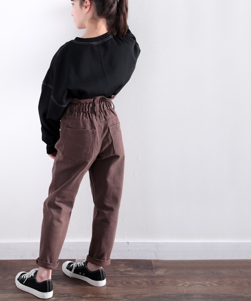 classicalelf（クラシカルエルフ）の「お外でもおうちでも♪キッズ ギャザーウエスト無地テーパードパンツ(フルレングス)（デニムパンツ・キッズ・ブラック/インディゴブルー/ナチュラル/ブラウン・130/140/150/110/120）」の7枚目の写真