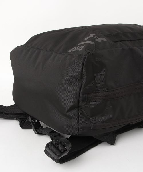 UNDER ARMOUR（アンダーアーマー）の「UAクール バックパック 26L(トレーニング/UNISEX)（バックパック/リュック・メンズ・ブラック/グレー・ONESIZE）」の4枚目の写真