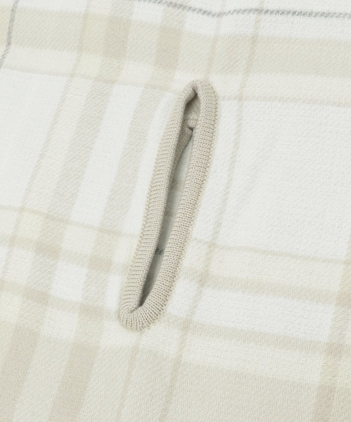 niko and...（ニコアンド）の「【小松菜奈さん着用アイテム】オリジナル2WAYチェックストール（ストール/ショール・レディース・オフホワイト/ブラック/ダークグレー/カーキ・0）」の9枚目の写真