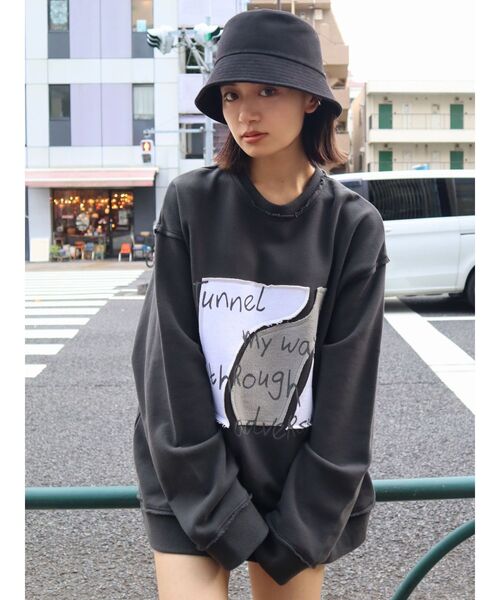 EMODA(エモダ)の「カッティングプリントプルオーバー(スウェット・レディース・ホワイト/グレー/ブラック・FREE)」の2枚目の写真