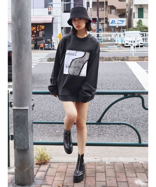 EMODA(エモダ)の「カッティングプリントプルオーバー(スウェット・レディース・ホワイト/グレー/ブラック・FREE)」の5枚目の写真