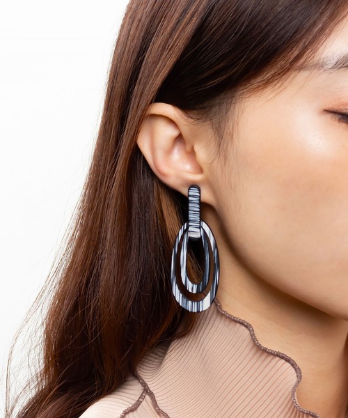 me+em select(ミームセレクト)の「アートオーバルピアス(ピアス(両耳用)・レディース・ブラック/ベージュ/ブラウン・ONE SIZE)」の1枚目の写真