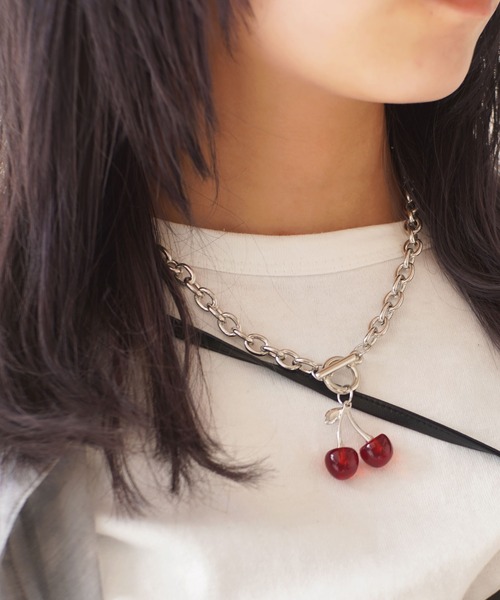 ammy.（エイミードット）の「【 ammy. / エイミードット 】 チェリー シルバー メタル ネックレス（ネックレス・レディース・ブラック/レッド・FREE）」の2枚目の写真