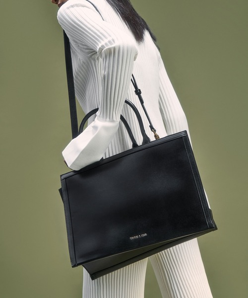 CHARLES & KEITH（チャールズ & キース）の「ラージダブルハンドル トートバッグ / Large Double Handle Tote Bag（トートバッグ・レディース・ブラック/クリーム/ダークグリーン/オリーブ・XL）」の16枚目の写真