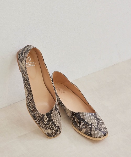 ROPE' PICNIC(ロペピクニック)の「アシンメトリーアッパーフラットバブーシュ(その他シューズ・レディース・ブラック/キナリ/ブラウン系その他2・23.0cm/23.5cm/24.0cm/24.5cm)」の1枚目の写真