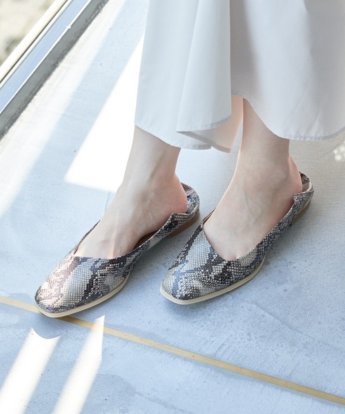 ROPE' PICNIC(ロペピクニック)の「アシンメトリーアッパーフラットバブーシュ(その他シューズ・レディース・ブラック/キナリ/ブラウン系その他2・23.0cm/23.5cm/24.0cm/24.5cm)」の4枚目の写真