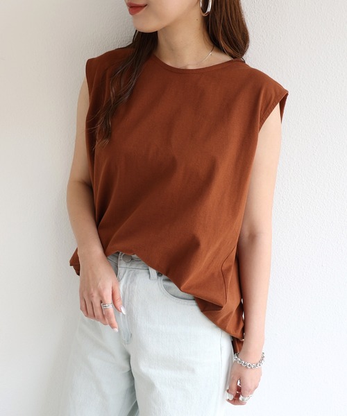 andme(アンドミー)の「コットン天竺ノースリーブトップス(Tシャツ/カットソー・レディース・チャコールグレー/ブラック/オフホワイト/モカ/グレー系その他/テラコッタ/イエロー/ライム/ラベンダー/ワインレッド・M)」の7枚目の写真