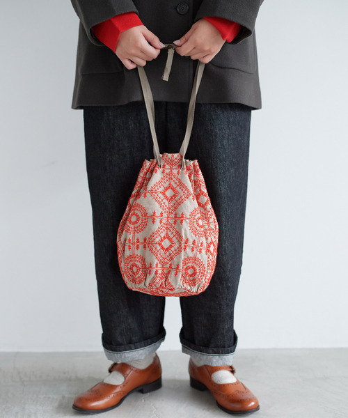 chambre de charme（シャンブルドゥシャーム）の「cdc まるしかく刺繍　巾着バッグ（ショルダーバッグ・レディース・ブルー/オレンジ・FREE）」の2枚目の写真