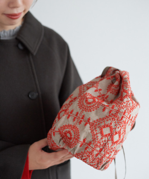 chambre de charme（シャンブルドゥシャーム）の「cdc まるしかく刺繍　巾着バッグ（ショルダーバッグ・レディース・ブルー/オレンジ・FREE）」の9枚目の写真