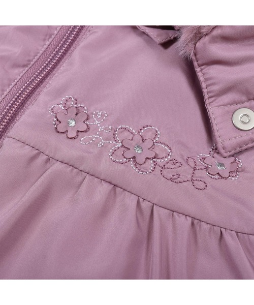 BeBe(ベベ)の「BeBe/【撥水加工】取り外し可能フード付きエコファーフラワーモチーフ中綿ブルゾン(90~150cm)(ブルゾン・キッズ・ネイビー/ピンク・130/90/140/120/150/100/110)」の21枚目の写真