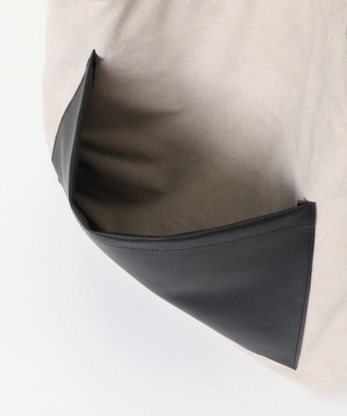 ikka（イッカ）の「フェイクスェードアウトポケット2WAYショルダーBAG（ショルダーバッグ・メンズ・ライトグレー/ブラック/ブラウン・FREE）」の10枚目の写真