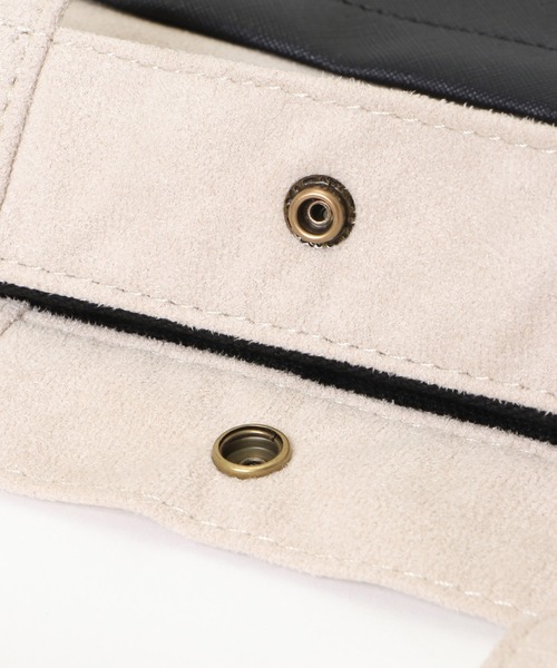 ikka（イッカ）の「フェイクスェードアウトポケット2WAYショルダーBAG（ショルダーバッグ・メンズ・ライトグレー/ブラック/ブラウン・FREE）」の5枚目の写真