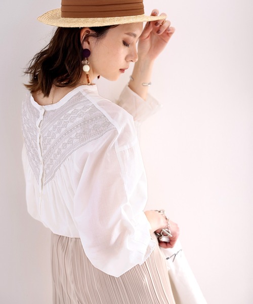 classicalelf（クラシカルエルフ）の「華やぐエンブロイダリー。綿100％、2wayギャザーブラウス（シャツ/ブラウス・レディース・パープル/オフホワイト/ブルー・SMALL/MEDIUM/LARGE/X-LARGE）」の6枚目の写真