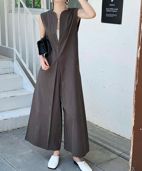 emi+（エミプラス）の「キーネックノースリーブオールインワン ワイドサロペット（サロペット/オーバーオール・レディース・ブラック/ベージュ/アイボリー/カーキ/ブルー/チャコールグレー/ネイビー/ブラウン/ダークブラウン・FREE）」の10枚目の写真