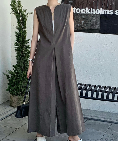 emi+（エミプラス）の「キーネックノースリーブオールインワン ワイドサロペット（サロペット/オーバーオール・レディース・ブラック/ベージュ/アイボリー/カーキ/ブルー/チャコールグレー/ネイビー/ブラウン/ダークブラウン・FREE）」の11枚目の写真