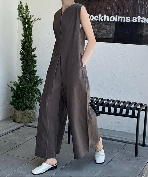 emi+（エミプラス）の「キーネックノースリーブオールインワン ワイドサロペット（サロペット/オーバーオール・レディース・ブラック/ベージュ/アイボリー/カーキ/ブルー/チャコールグレー/ネイビー/ブラウン/ダークブラウン・FREE）」の12枚目の写真