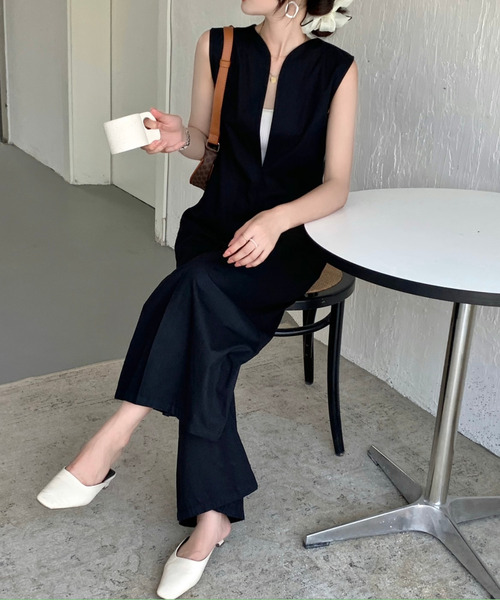 emi+（エミプラス）の「キーネックノースリーブオールインワン ワイドサロペット（サロペット/オーバーオール・レディース・ブラック/ベージュ/アイボリー/カーキ/ブルー/チャコールグレー/ネイビー/ブラウン/ダークブラウン・FREE）」の21枚目の写真