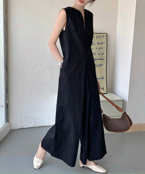 emi+（エミプラス）の「キーネックノースリーブオールインワン ワイドサロペット（サロペット/オーバーオール・レディース・ブラック/ベージュ/アイボリー/カーキ/ブルー/チャコールグレー/ネイビー/ブラウン/ダークブラウン・FREE）」の19枚目の写真