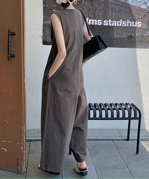 emi+（エミプラス）の「キーネックノースリーブオールインワン ワイドサロペット（サロペット/オーバーオール・レディース・ブラック/ベージュ/アイボリー/カーキ/ブルー/チャコールグレー/ネイビー/ブラウン/ダークブラウン・FREE）」の18枚目の写真