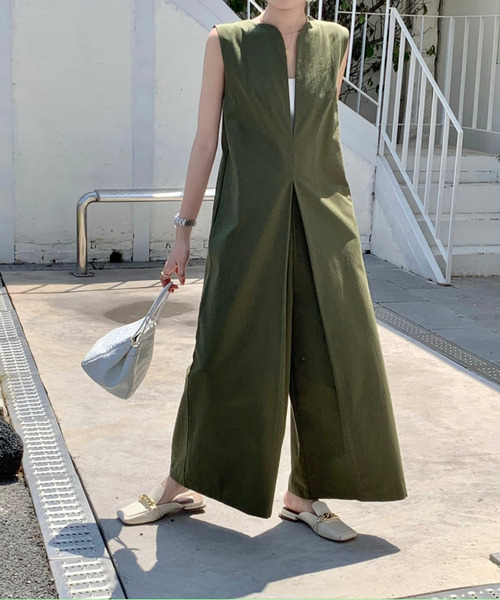 emi+（エミプラス）の「キーネックノースリーブオールインワン ワイドサロペット（サロペット/オーバーオール・レディース・ブラック/ベージュ/アイボリー/カーキ/ブルー/チャコールグレー/ネイビー/ブラウン/ダークブラウン・FREE）」の14枚目の写真