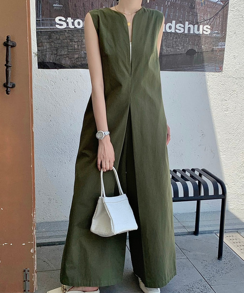 emi+（エミプラス）の「キーネックノースリーブオールインワン ワイドサロペット（サロペット/オーバーオール・レディース・ブラック/ベージュ/アイボリー/カーキ/ブルー/チャコールグレー/ネイビー/ブラウン/ダークブラウン・FREE）」の13枚目の写真