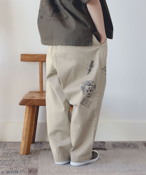 B:MING by BEAMS（ビーミングバイビームス）の「B:MING by BEAMS / 総柄 グラフィック チノパンツ（100～140㎝）（その他パンツ・キッズ・カーキ/ベージュ・100/110/120/130/140）」の10枚目の写真