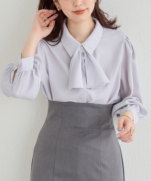 natural couture（ナチュラルクチュール）の「ボウタイをはずして2WAYで楽しめる！フレアボウタイ付き比翼ブラウス（シャツ/ブラウス・レディース・ベージュ/オフホワイト/ラベンダー/ドット・FREE）」の3枚目の写真