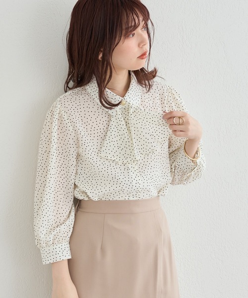 natural couture（ナチュラルクチュール）の「ボウタイをはずして2WAYで楽しめる！フレアボウタイ付き比翼ブラウス（シャツ/ブラウス・レディース・ベージュ/オフホワイト/ラベンダー/ドット・FREE）」の4枚目の写真