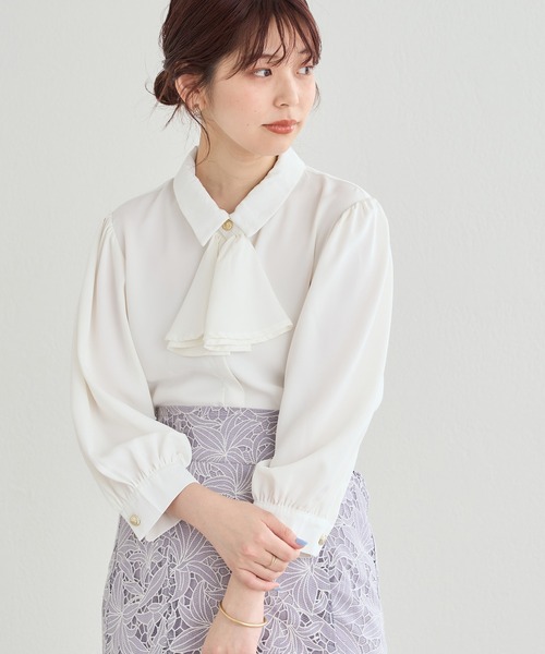 natural couture（ナチュラルクチュール）の「ボウタイをはずして2WAYで楽しめる！フレアボウタイ付き比翼ブラウス（シャツ/ブラウス・レディース・ベージュ/オフホワイト/ラベンダー/ドット・FREE）」の6枚目の写真