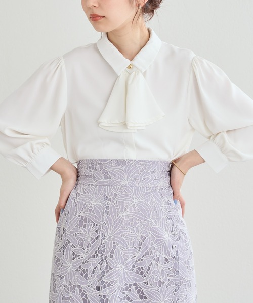 natural couture（ナチュラルクチュール）の「ボウタイをはずして2WAYで楽しめる！フレアボウタイ付き比翼ブラウス（シャツ/ブラウス・レディース・ベージュ/オフホワイト/ラベンダー/ドット・FREE）」の5枚目の写真
