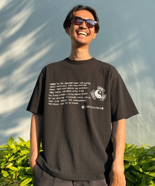 MAGIC NUMBER（マジック ナンバー）の「【MAGIC NUMBER】NOMADIK×MAGIC NUMBER US COTTON S/S TEE(LOOSE FIT)（Tシャツ/カットソー・メンズ・ブラック/ホワイト・X-LARGE/LARGE/MEDIUM）」の2枚目の写真