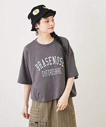 CUBE SUGAR（キューブシュガー）の「WEB限定カレッジプリントショート丈ビッグロゴTシャツ（Tシャツ/カットソー）」