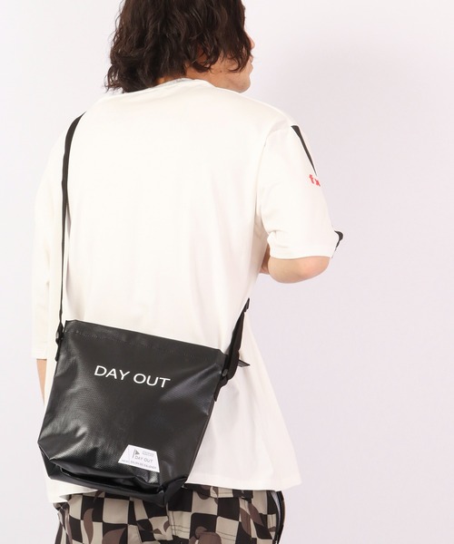 DAY OUT(デイアウト)の「DAY OUT ビーチショルダーバッグ(ショルダーバッグ・メンズ・ブラック/ホワイト・FREE)」の1枚目の写真