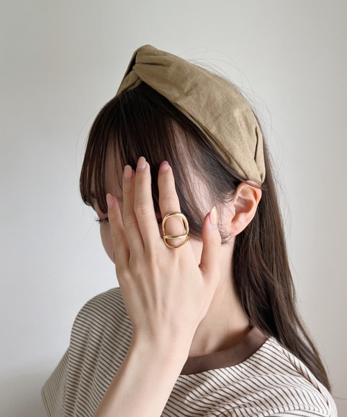 CLEA（クレア）の「アースカラー無地クロスカチューシャ（ヘアバンド・レディース・ブラック/ベージュ/ブラウン/グレー/グリーン/アイボリー・FREE）」の6枚目の写真