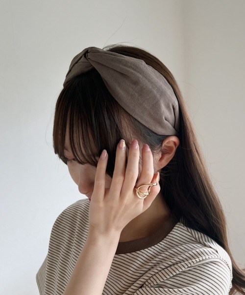 CLEA（クレア）の「アースカラー無地クロスカチューシャ（ヘアバンド・レディース・ブラック/ベージュ/ブラウン/グレー/グリーン/アイボリー・FREE）」の5枚目の写真