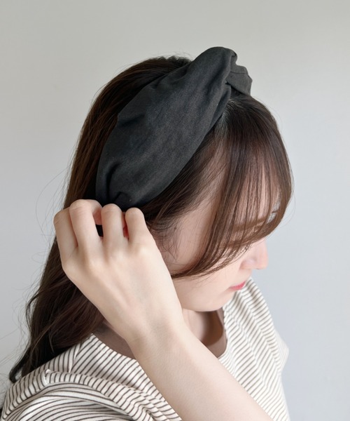 CLEA（クレア）の「アースカラー無地クロスカチューシャ（ヘアバンド・レディース・ブラック/ベージュ/ブラウン/グレー/グリーン/アイボリー・FREE）」の4枚目の写真