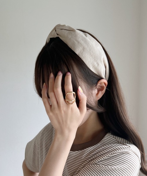 CLEA（クレア）の「アースカラー無地クロスカチューシャ（ヘアバンド・レディース・ブラック/ベージュ/ブラウン/グレー/グリーン/アイボリー・FREE）」の2枚目の写真