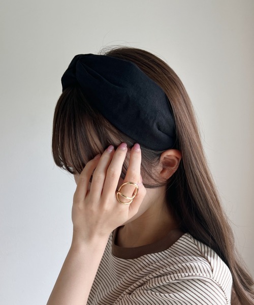 CLEA（クレア）の「アースカラー無地クロスカチューシャ（ヘアバンド・レディース・ブラック/ベージュ/ブラウン/グレー/グリーン/アイボリー・FREE）」の3枚目の写真