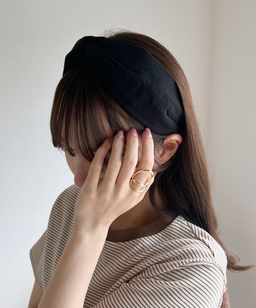 CLEA（クレア）の「アースカラー無地クロスカチューシャ（ヘアバンド・レディース・ブラック/ベージュ/ブラウン/グレー/グリーン/アイボリー・FREE）」の10枚目の写真