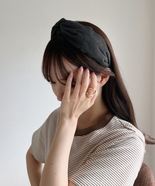 CLEA（クレア）の「アースカラー無地クロスカチューシャ（ヘアバンド・レディース・ブラック/ベージュ/ブラウン/グレー/グリーン/アイボリー・FREE）」の16枚目の写真