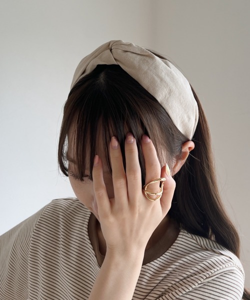 CLEA（クレア）の「アースカラー無地クロスカチューシャ（ヘアバンド・レディース・ブラック/ベージュ/ブラウン/グレー/グリーン/アイボリー・FREE）」の7枚目の写真