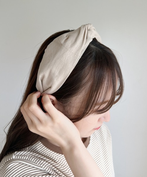 CLEA（クレア）の「アースカラー無地クロスカチューシャ（ヘアバンド・レディース・ブラック/ベージュ/ブラウン/グレー/グリーン/アイボリー・FREE）」の8枚目の写真