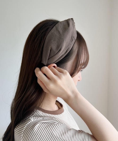CLEA（クレア）の「アースカラー無地クロスカチューシャ（ヘアバンド・レディース・ブラック/ベージュ/ブラウン/グレー/グリーン/アイボリー・FREE）」の20枚目の写真