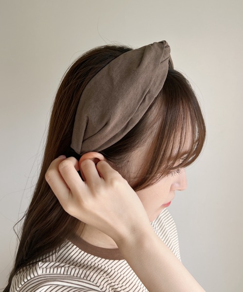 CLEA（クレア）の「アースカラー無地クロスカチューシャ（ヘアバンド・レディース・ブラック/ベージュ/ブラウン/グレー/グリーン/アイボリー・FREE）」の18枚目の写真